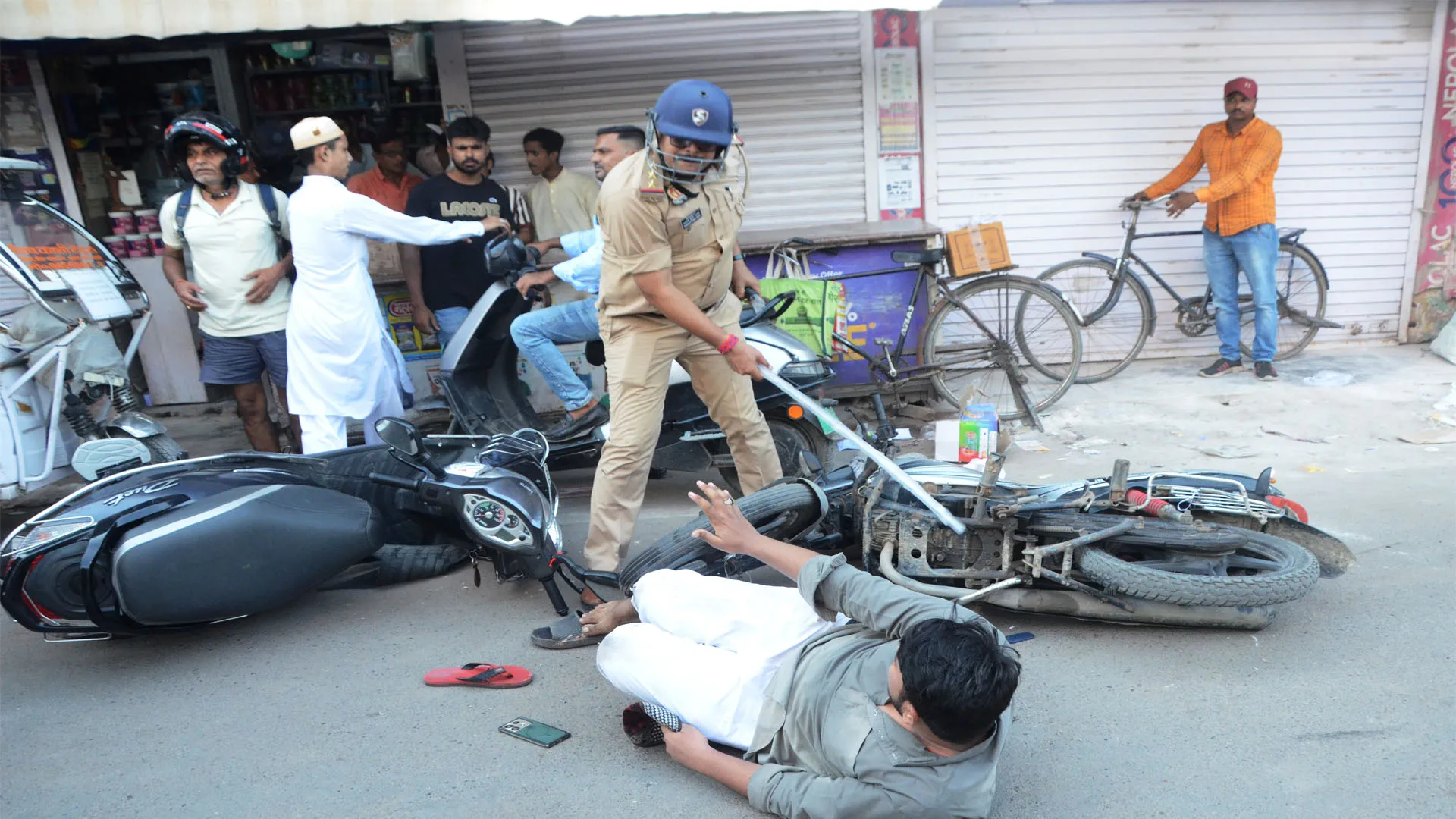 सोशल मीडिया  : पत्थरबाजों पर कार्रवाई के बाद लिखा...'आई लव बरेली पुलिस, जब तोड़ेंगे नहीं, तब तक छोड़ेंगे नहीं'