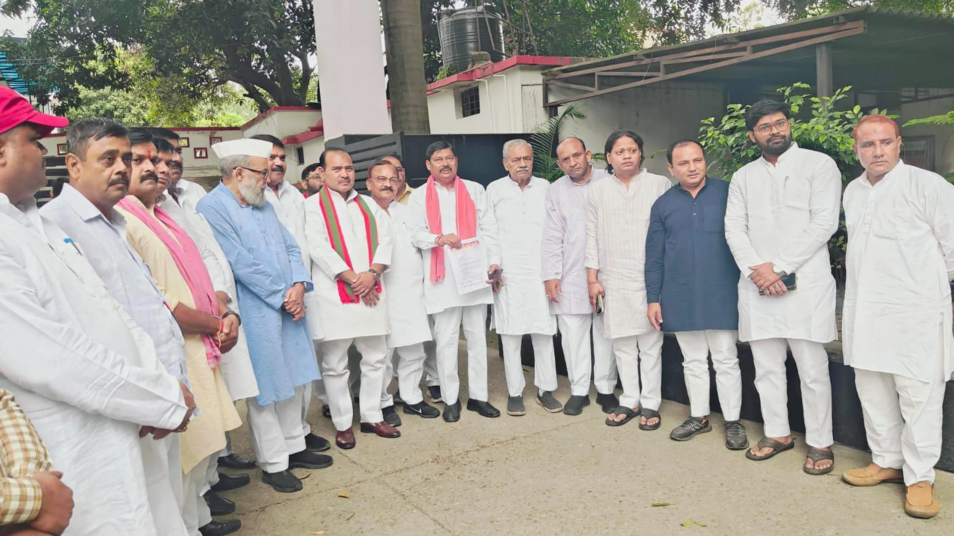 Bareilly : डीआईजी से मिले सपाई, किसी निर्दोष पर न हो कार्रवाई, शहर की गंगा जमुनी तहजीब रहे कायम 