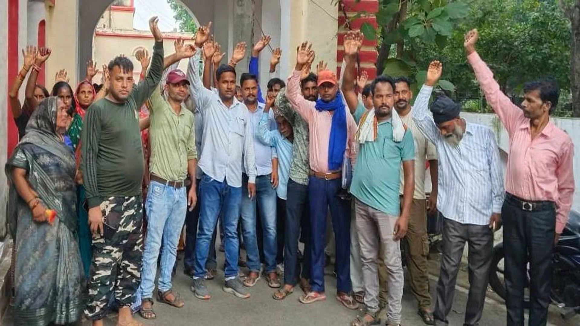 पीलीभीत: आजादी 78 साल बाद भी इस गांव के 80 परिवार बिजली को तरस रहे, डीएम दफ्तर पर सुनाया दर्द