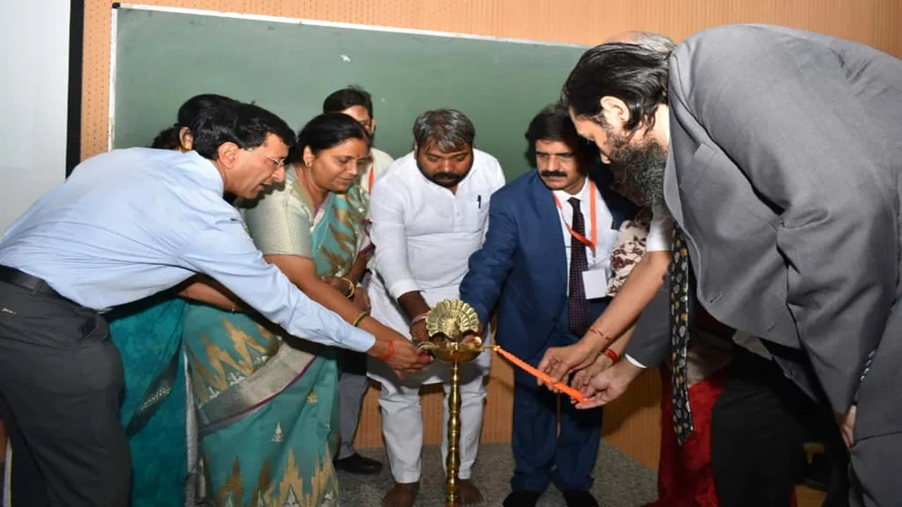 कानपुर: GSVM में पहली बार की गई ऑटोमेटिक रोबोट से मृत देह पर सर्जरी, चार कैडवर पर स्पाइन की जटिलताओं को दूर करने की विधि सीखाई गईं