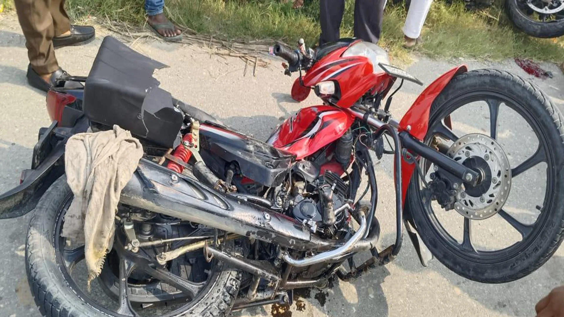 Bareilly : बाइकों की टक्कर में एक की मौत, महिला और दो बच्चों समेत पांच घायल