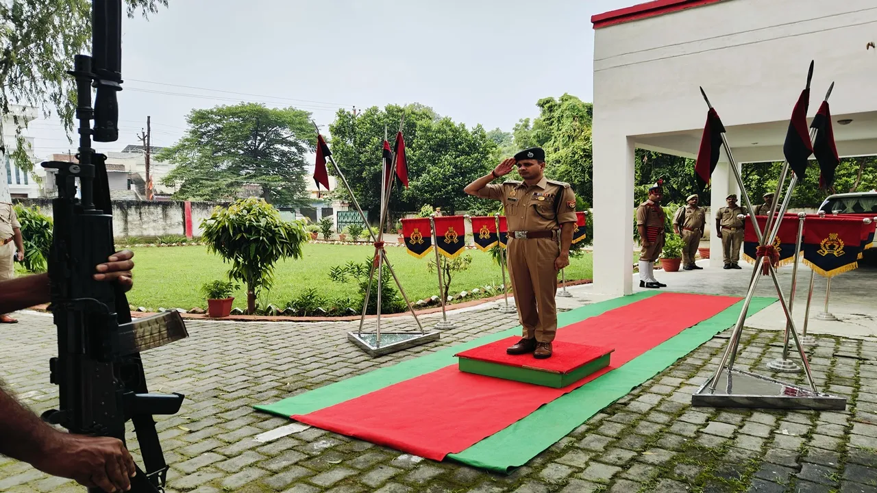 हरदोई पुलिस के नए कप्तान बने अशोक कुमार मीणा, संभाला कार्यभार, पुलिस लाइन में ली परेड की सलामी