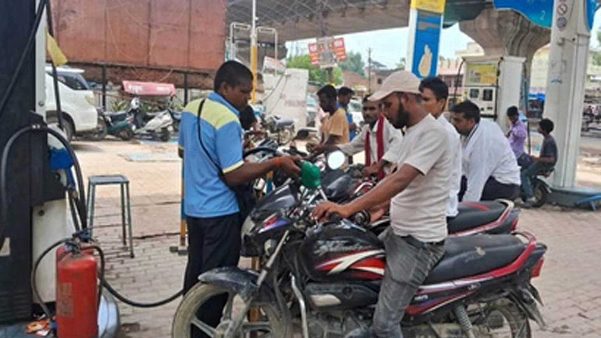 Bareilly : बिना हेलमेट पेट्रोल देने वाले पंप संचालकों पर कार्रवाई की तैयारी