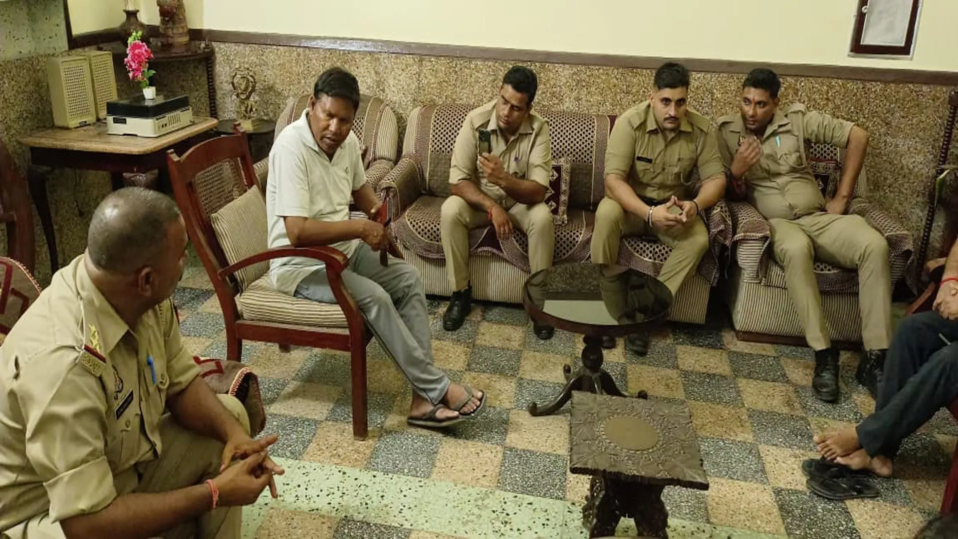UP : रामलीला मंचन के दौरान काटी बिजली, आक्रोशित ग्रामीणों कर दी जेई की धुनाई