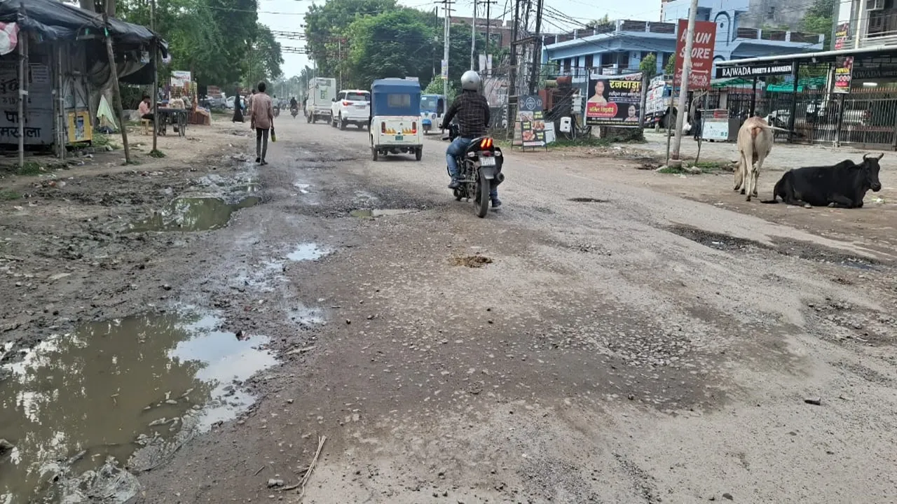तारीख पर तारीख… कानपुर में सड़कों पर बढ़ती जा रही गड्ढों की संख्या, अब 2 अक्टूबर तक पैच वर्क पूरा करने का दावा