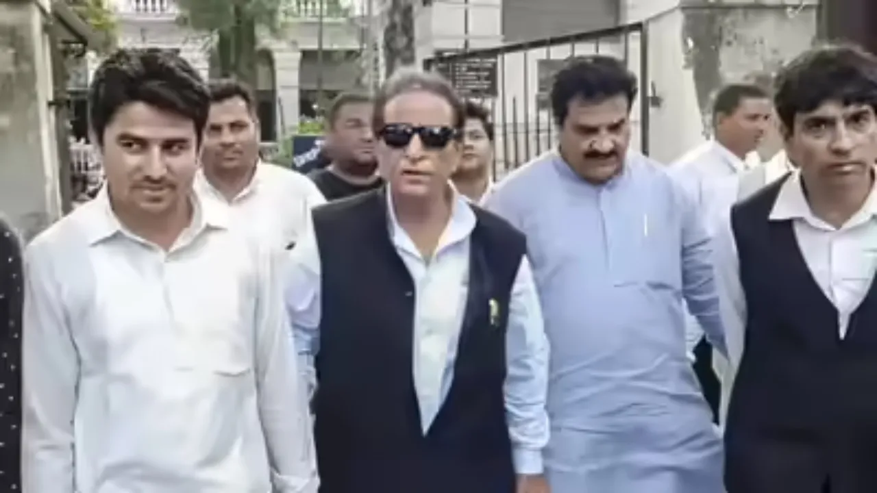 Sitapur News: बस थोड़ी देर में रिहा होंगे सपा नेता आजम खान, जेल के बाहर समर्थकों का लगा जमावड़ा, हाई अलर्ट पर पुलिस