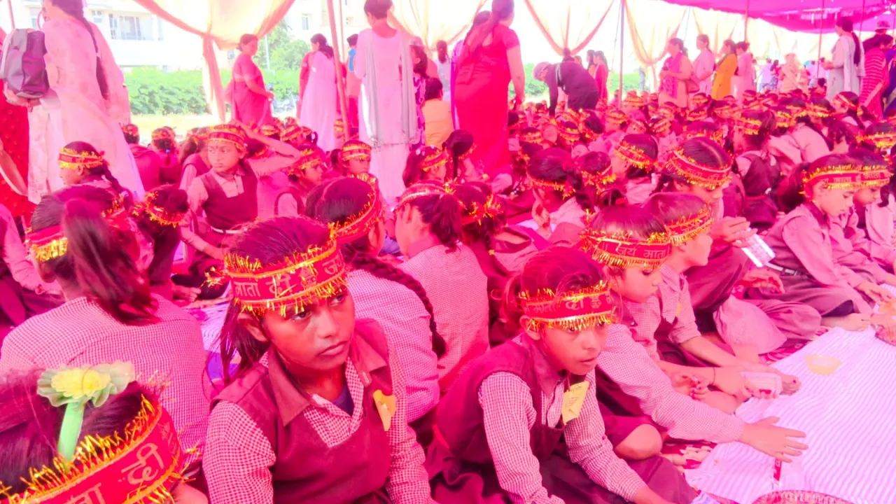 Navratri Mission Shakti: 1100 कन्याओं का पूजन कर कराया भोज, दिए उपहार