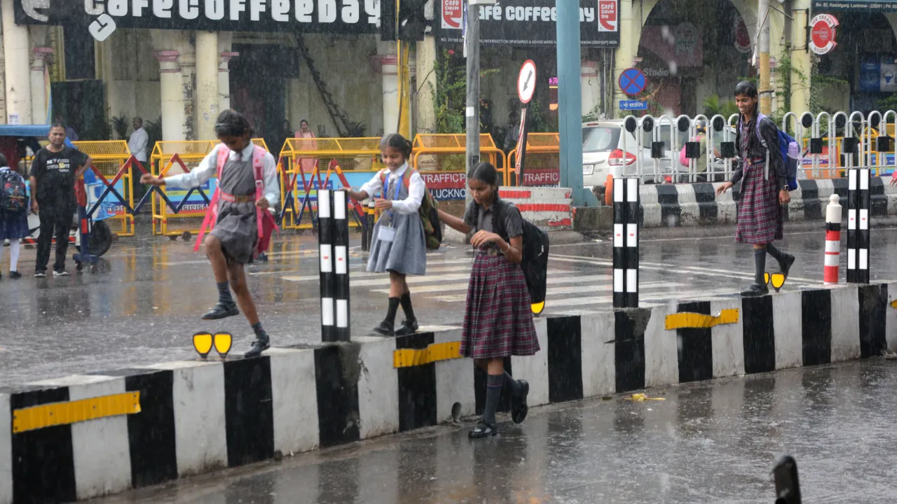 UP: उत्तर प्रदेश में भारी बारिश का कहर, कई जिलों में स्कूल-कॉलेज बंद, 22 जनपदों में अलर्ट जारी