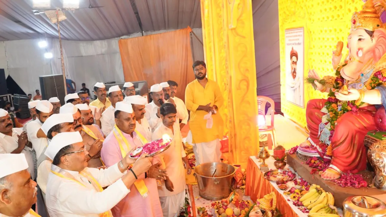 नगर भ्रमण को निकले गणपति, गोमती में किया स्नान... 351 परिवारों ने बप्पा को समर्पित किया छप्पन भोग