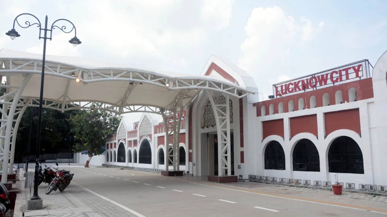 हाईटेक सिटी स्टेशन पर मिलेंगी एयरपोर्ट जैसी सुविधाएं... जल्द होगा लोकार्पण, स्टेशन पर नहीं थम रहा कुत्तों का आतंक