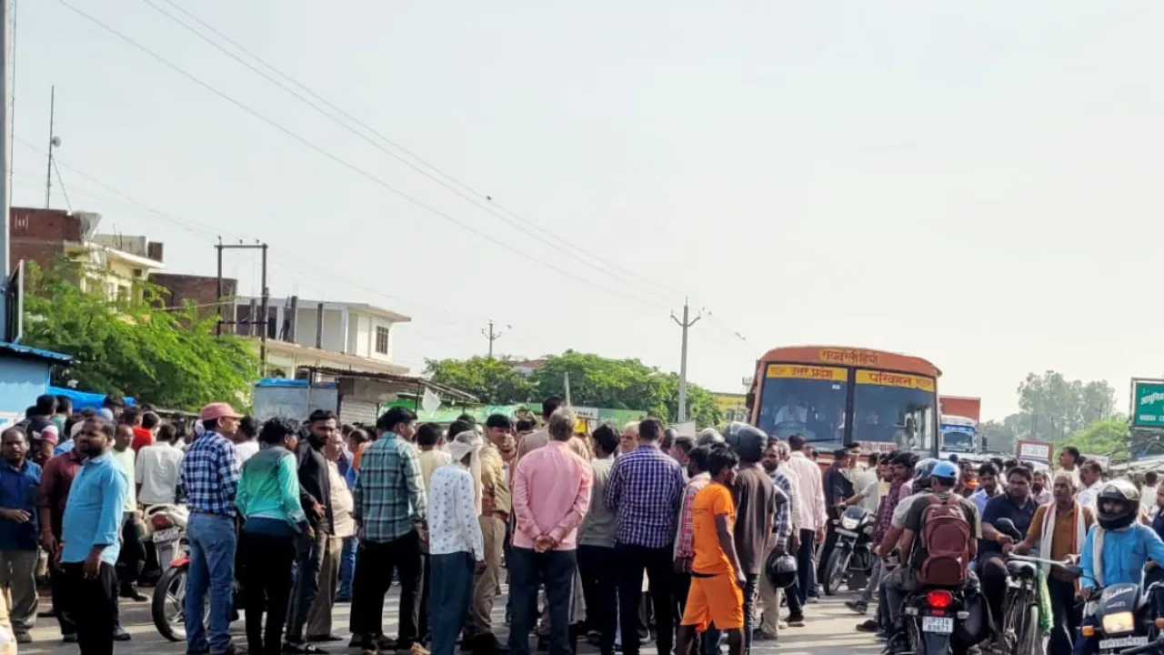 Raebareli News: बोलेरो ने श्रमिक को रौंदा, आक्रोशित लोगों ने हाइवे किया जाम, मची अफरा तफरी