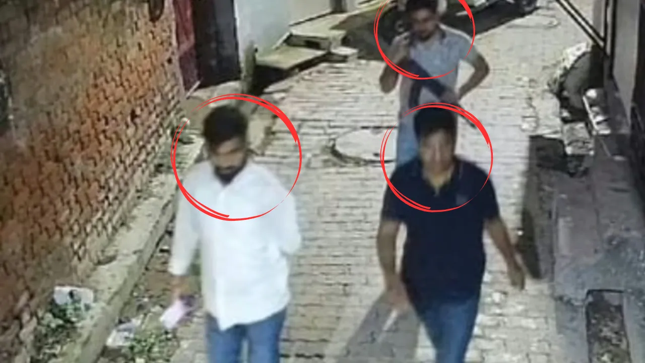 एके-47 लेकर गलियों में घूमे तीन लोग कैमरे में कैद, वीडियो वायरल होने से स्थानीय लोगों में दहशत