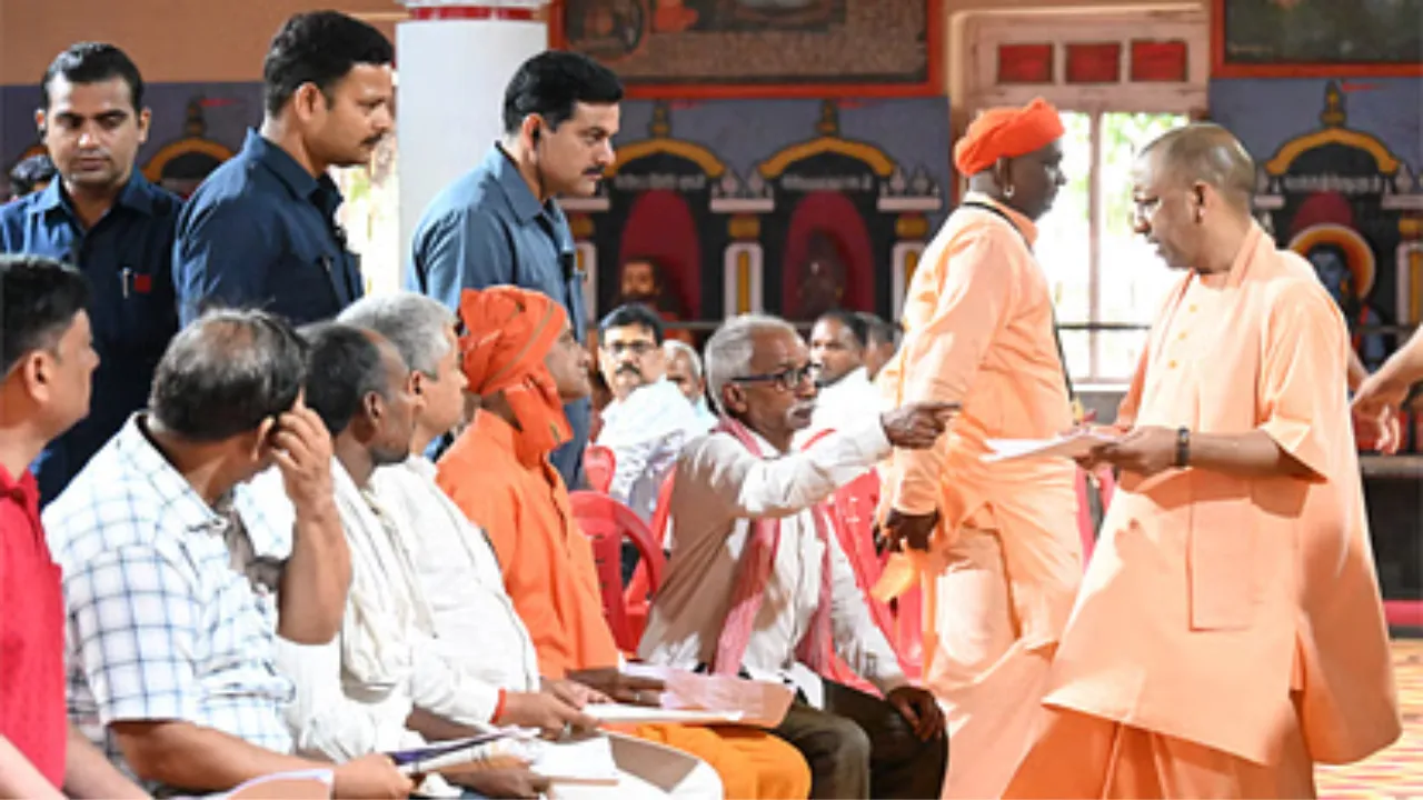 कब्जामुक्त कराएं जमीन, दबंगों को सिखाएं कानूनी सबक... जनता दर्शन में सीएम योगी की अधिकारियों को चेतावनी