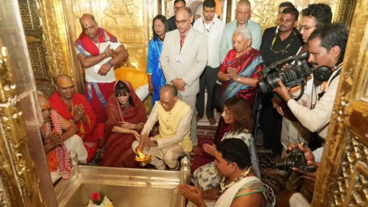 Varanasi News: मॉरीशस के पीएम ने काशी में किया विश्वनाथ मंदिर में दर्शन, गंगा आरती में लिया हिस्सा
