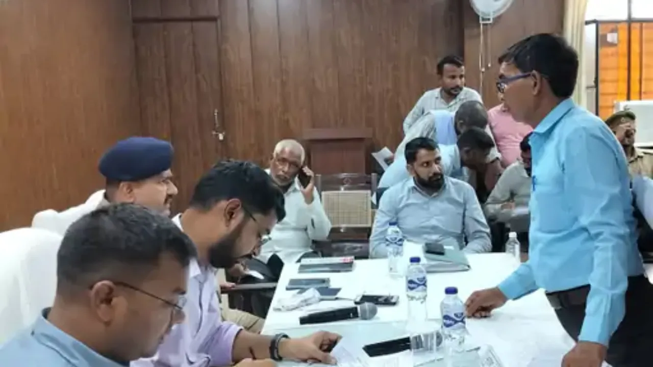 अधिशाषी अधिकारी और रुदौली सीएचसी अधीक्षक को लगी फटकार, समाधान दिवस में अधिकारियों ने सुनी लोगों की समस्याएं