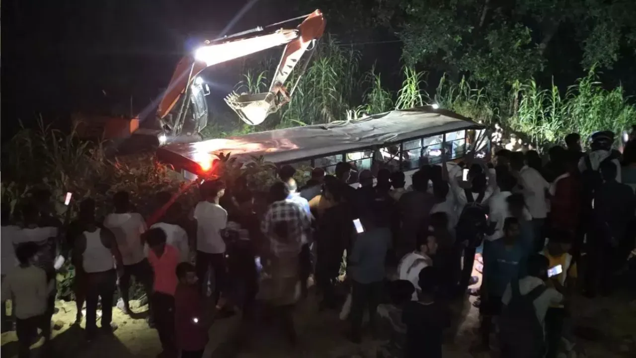 Lucknow Bus Accident: लखनऊ में भीषण सड़क हादसा, पांच की मौत, 19 घायल 