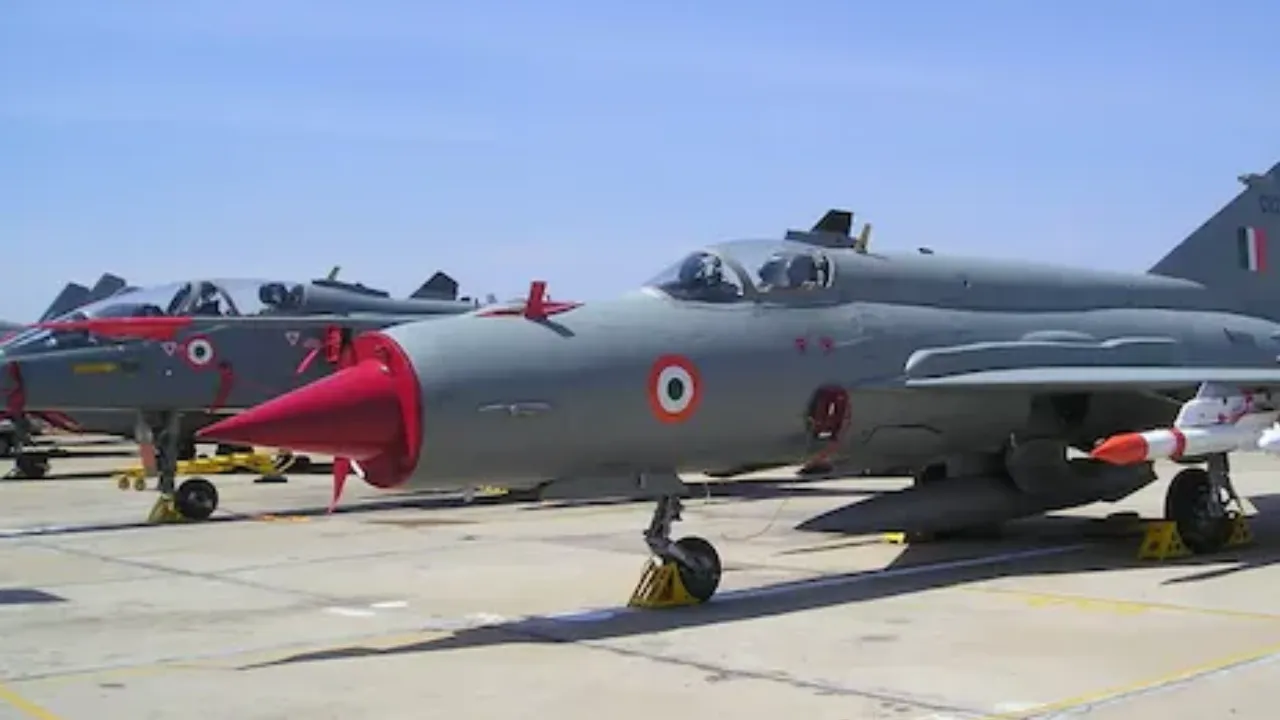 IAF MIG-21 Retires: भारतीय वायुसेना ने मिग-21 लड़ाकू विमान को दी अंतिम विदाई! रक्षा मंत्री बोले- यह हमारे परिवार की तरह है