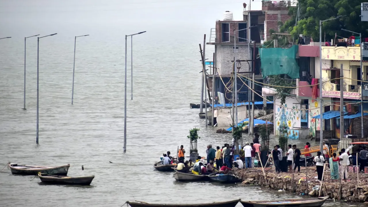 उत्तर प्रदेश में गंगा, यमुना और अन्य नदियों का बढ़ा जलस्तर बना मुसीबत... बंद हुई आवाजाही, ठप हुआ व्यापार
