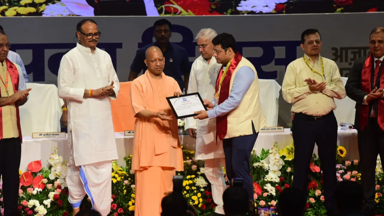 सम्मान प्राप्त करते हुए डॉक्टर