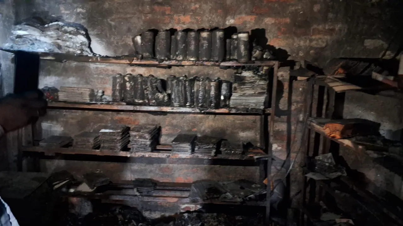 अमेठीः एक पल में 80 लाख जलकर राख... मोहनगंज में बैट्री की दुकान में शॉर्टसर्किट से लगी आग