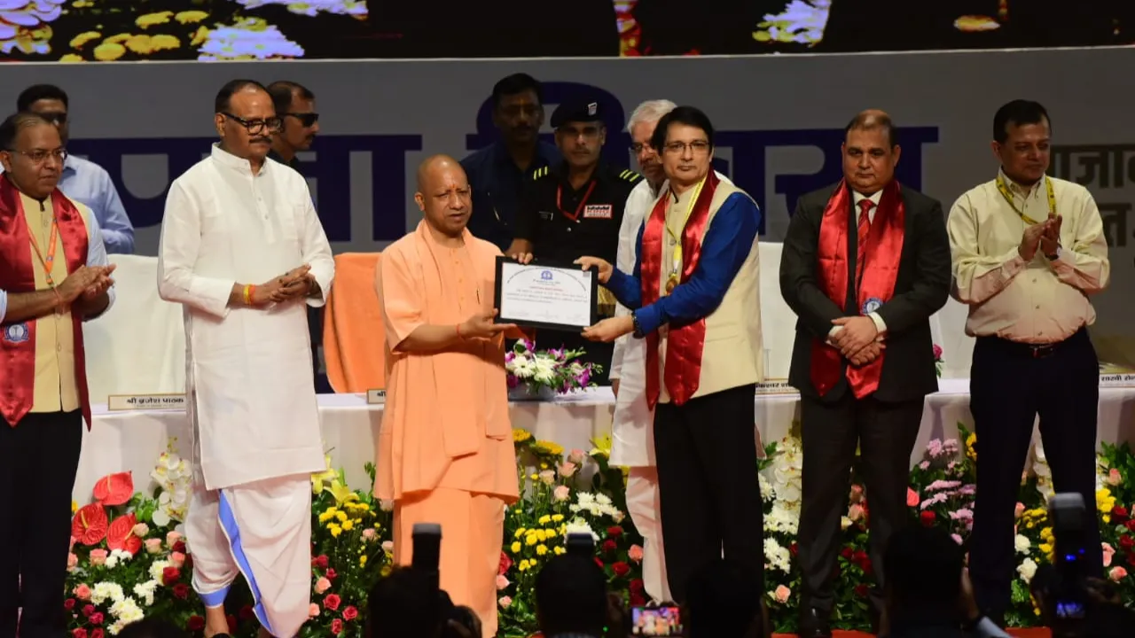 सीएम योगी ने दिया सर्टिफिकेट