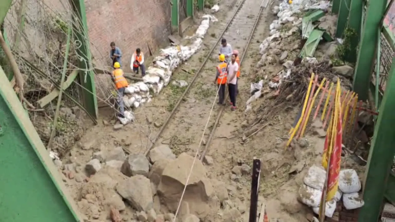 उत्तराखंड रेल यातायात बाधितः हरिद्वार में रेलवे ट्रैक पर पहाड़ी से गिरे पत्थर, ट्रैक और मंदिर क्षतिग्रस्त 