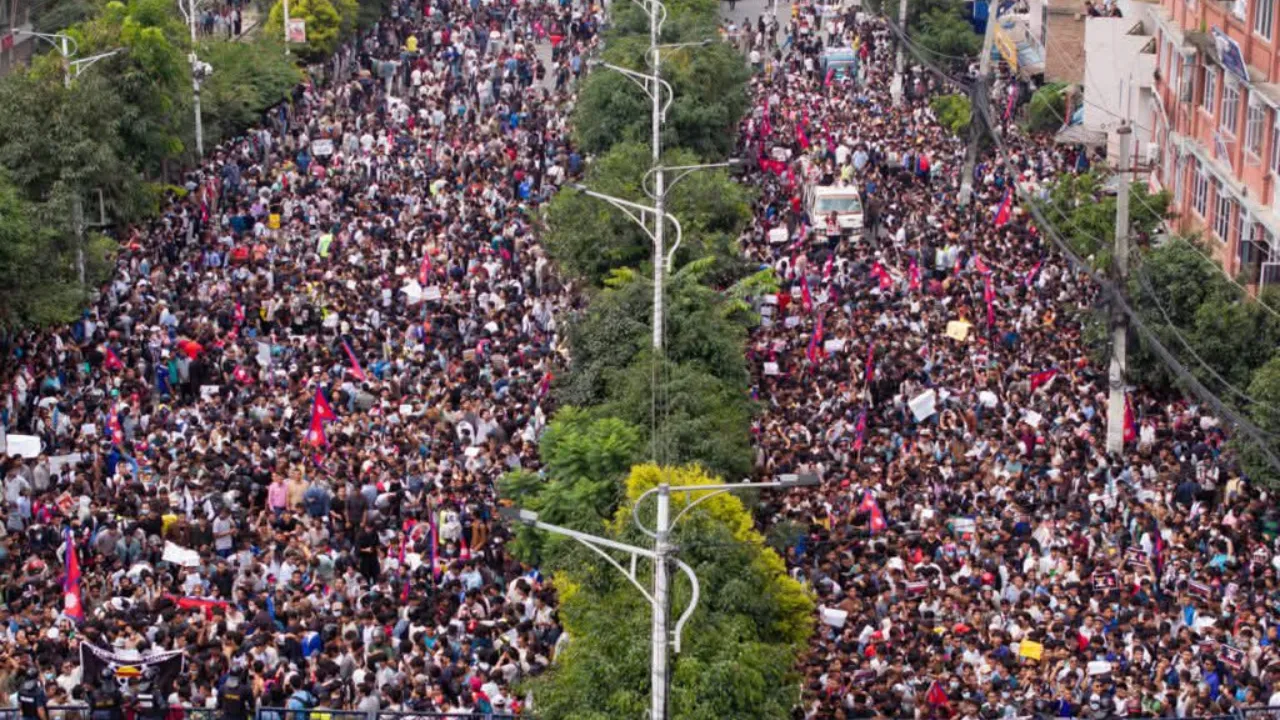 Nepal Protest: नेपाली गृह मंत्री ने दिया इस्तीफा, पुलिस से झड़प में 19 प्रदर्शनकारियों की मौत, 300 से अधिक लोग घायल