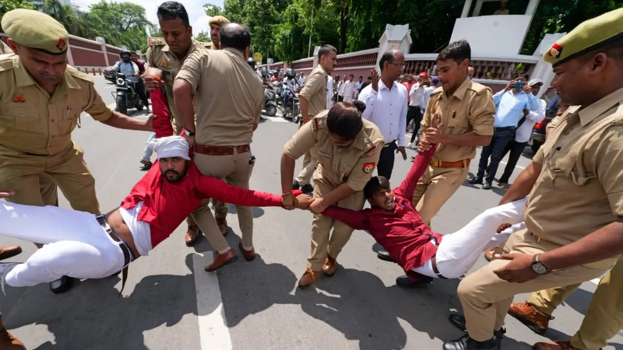 ABVP के समर्थन में उतरा समाजवादी छात्र सभा, राजभवन के सामने किया व्यापक प्रदर्शन