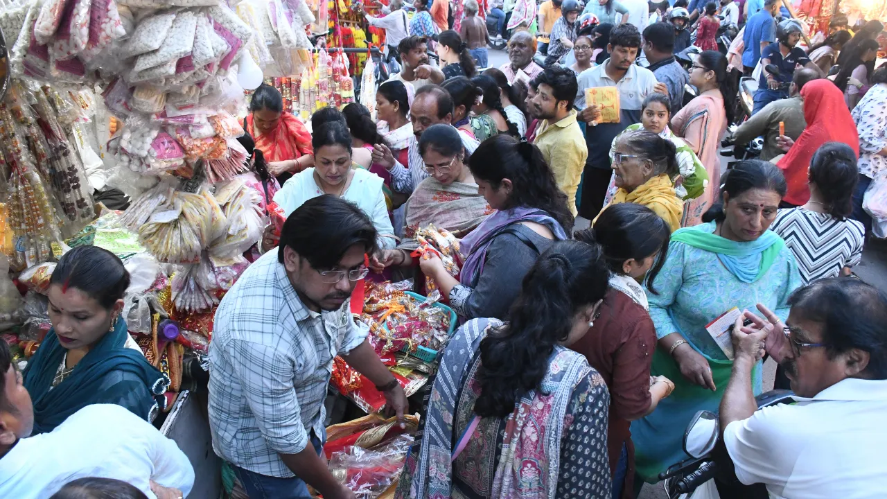 सजाए गए मंदिर, पधार रहीं जगदंबा भवानी... शारदीय नवरात्र आज से, मंदिरों के बाहर दुकानें सजीं, सुरक्षा के भी इंतजाम