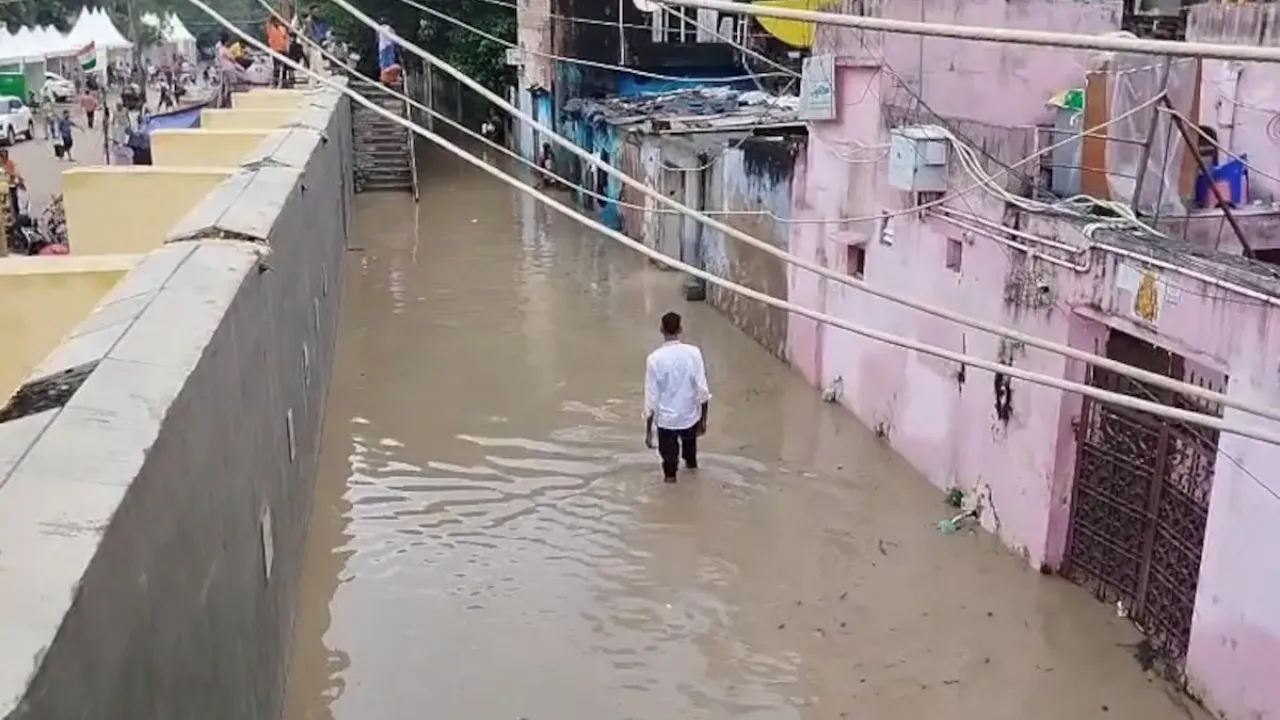 बाढ़ का कहर... दिल्ली में घरों में घुसा यमुना नदी का पानी, लोगों ने खाली किए घर