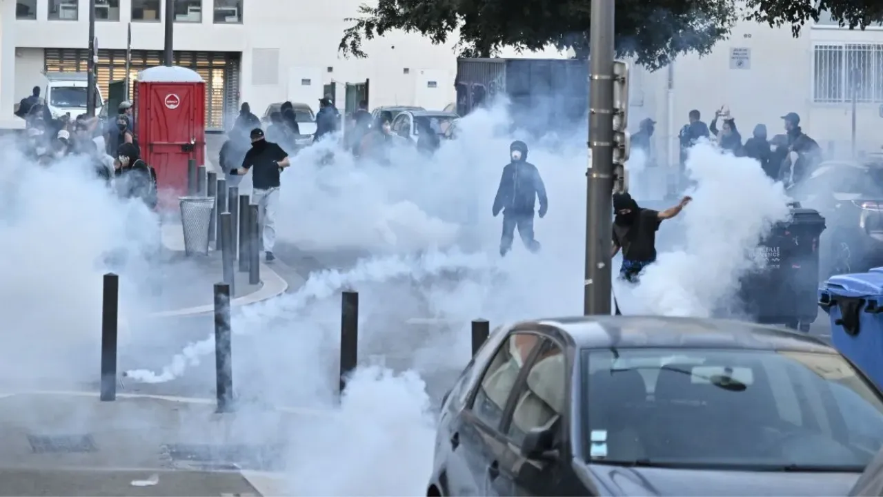 Violent protests in France: नेपाल के बाद जल उठा फ्रांस, सड़कों पर उतरे सैकड़ों लोग, मैक्रों सरकार पर फुटा गुस्सा