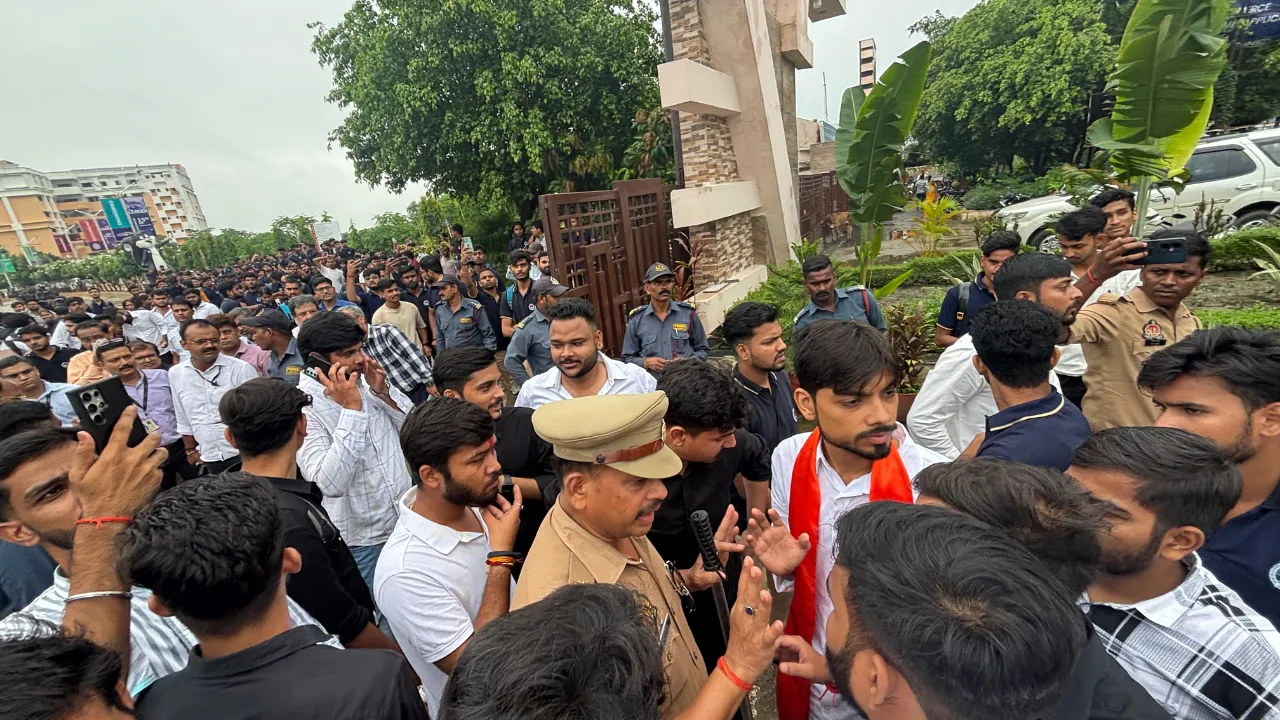 SRMU प्रशासन के खिलाफ ABVP का प्रदर्शन, विश्वविद्यालय प्रशासन पर लगाया अवैध वसूला का आरोप