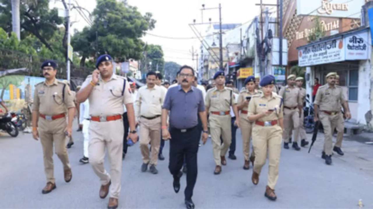 UP News: अलर्ट मोड पर पुलिस, डीएम-एसपी ने निकाला रूट मार्च