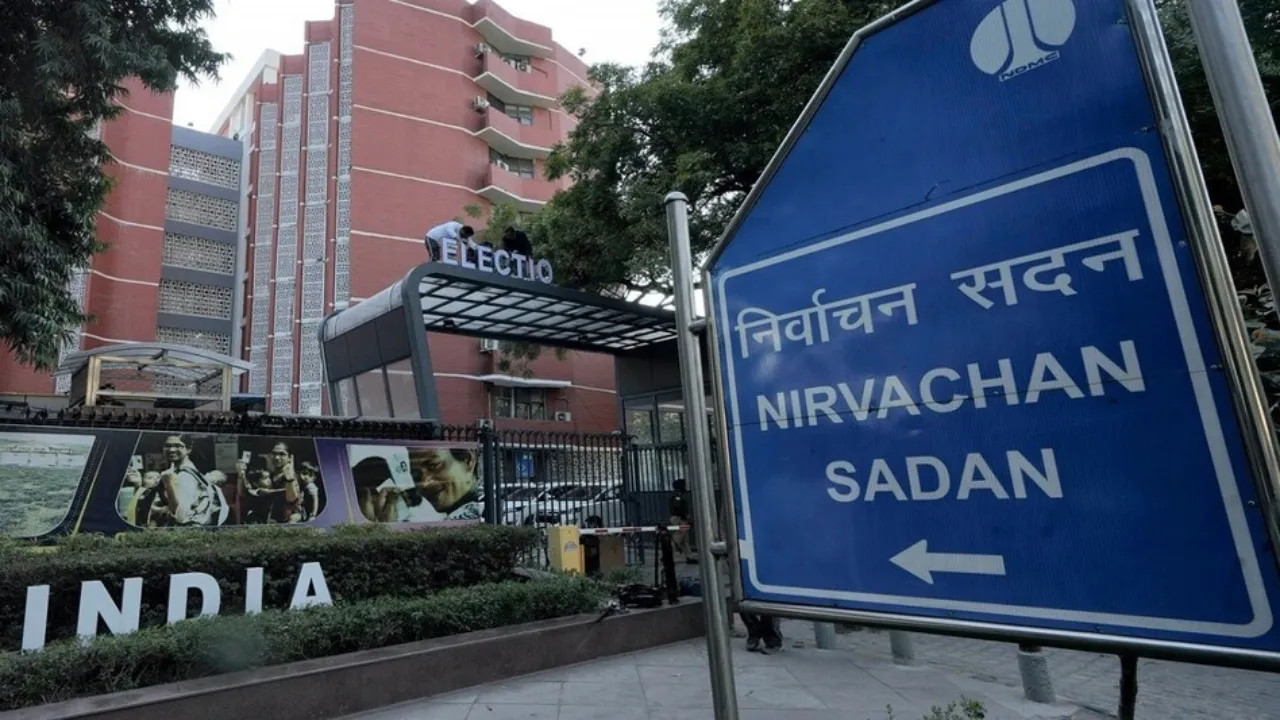 UP News: दो दशक बाद वोटर लिस्ट की बड़ी बारीकी से हो रही मॉनिटरिंग, जमीनी होमवर्क करने पर तमाम जिलों में मिली ढेरों खामियां