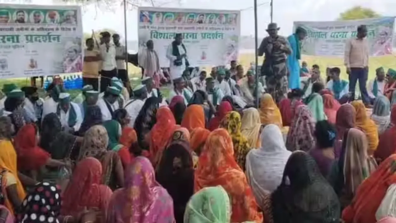UP News: PM मोदी के गोद लिए गांव में किसानों का हंगामा, नगर निगम पर जमीन हड़पने का इल्जाम