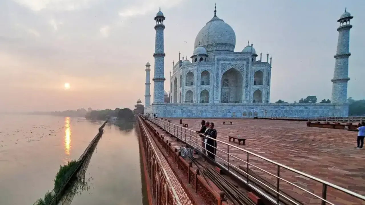 Agra News: ताजमहल की दीवारों तक पहुंचा पानी, यमुना नदी का जलस्तर बढ़ा 