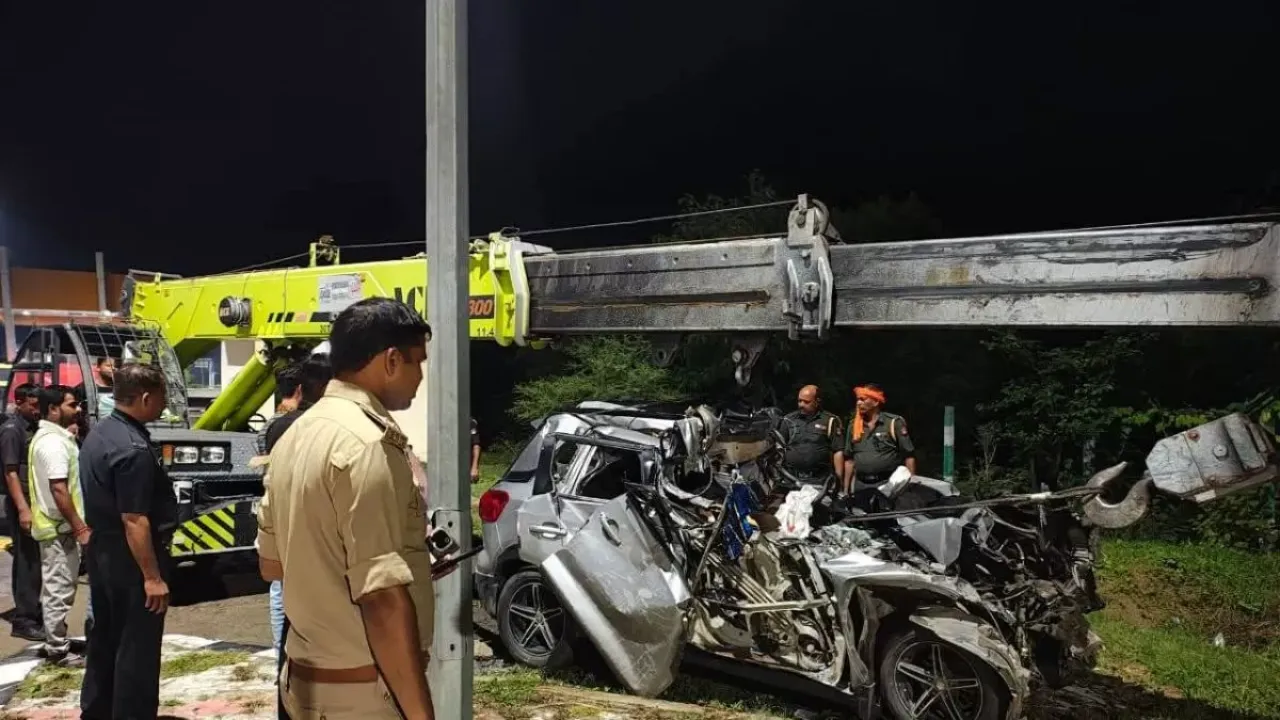 अमेठीः ट्रक से टकराई कार, तीन लोगों की मौत 