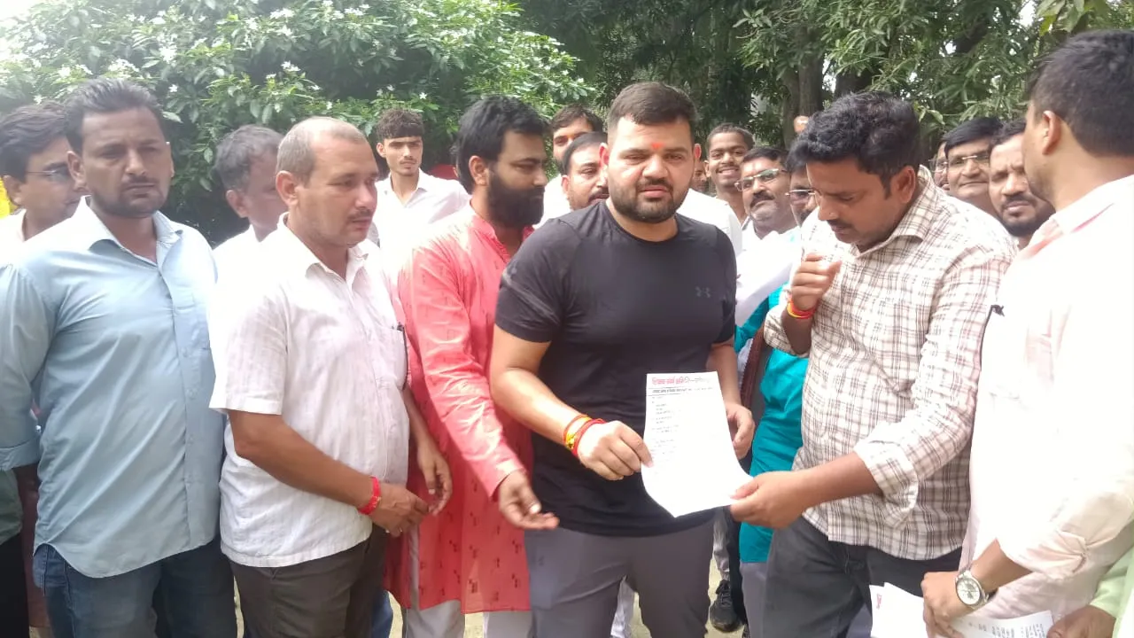 Gonda News: सुप्रीम कोर्ट के TET फैसले के खिलाफ शिक्षक संघर्ष समिति ने कैसरगंज सांसद को सौंपा मांगपत्र, कहा- संशोधन के साथ निकाला जाए हल