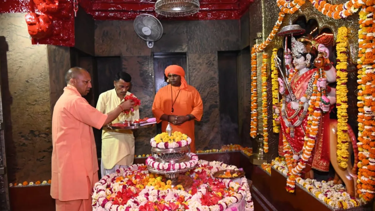 बलरामपुरः मुख्यमंत्री योगी आदित्यनाथ ने की मां पाटेश्वरी की पूजा