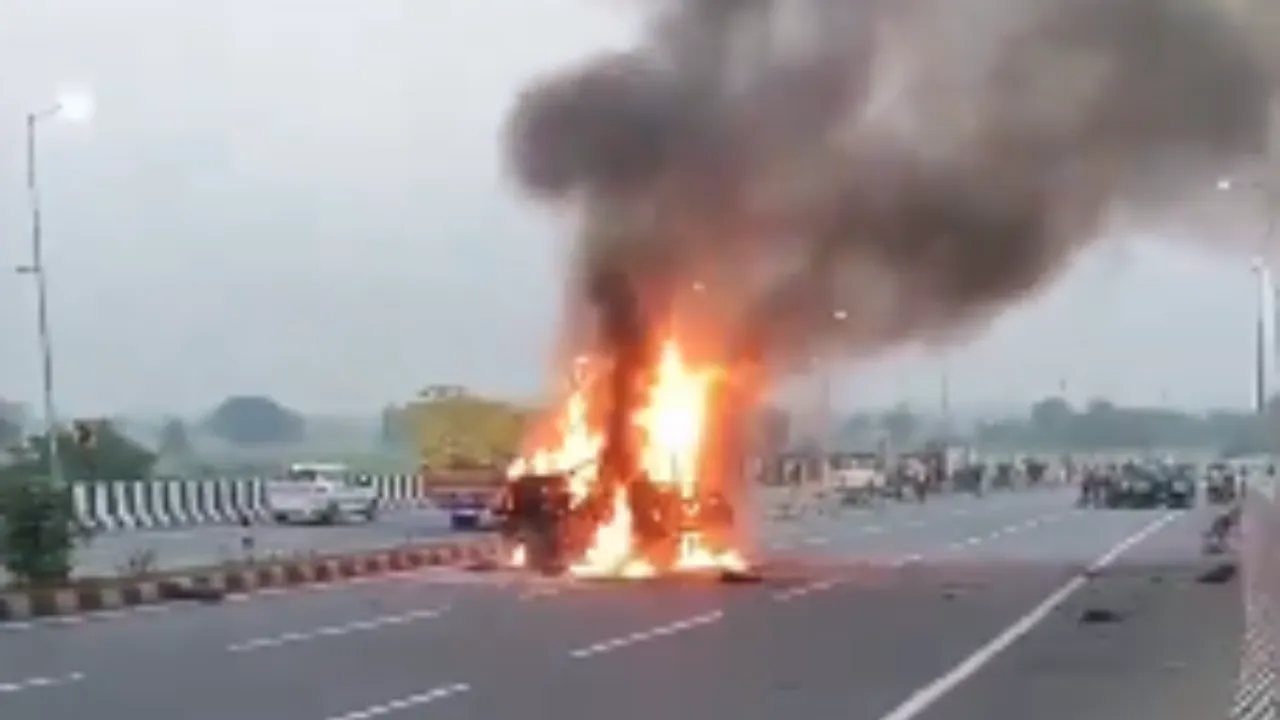 Aligarh Accident: कार और मिनी बस की हुई भीषण टक्कर... 4 लोग जिंदा जले