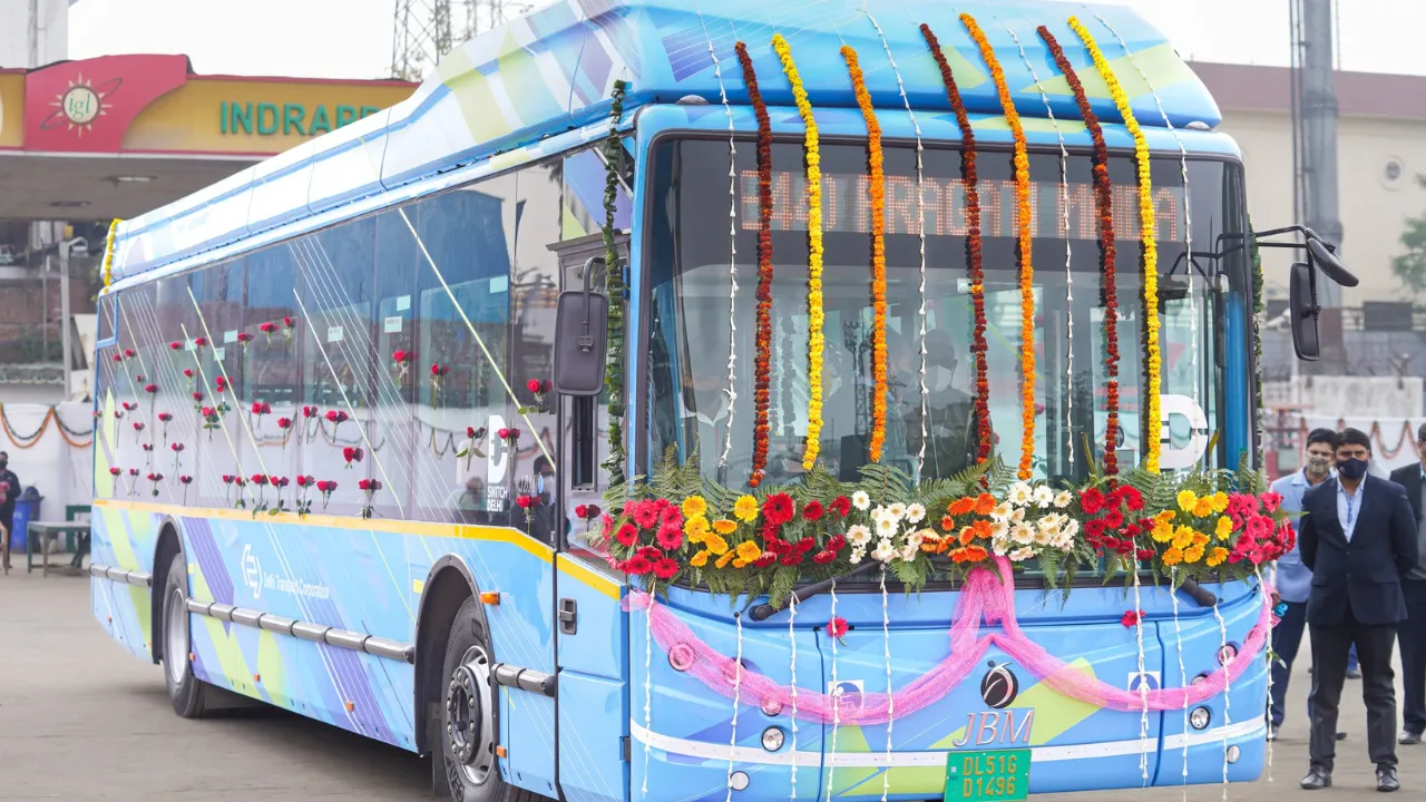 ग्रेटर नोएडा में नई इलेक्ट्रिक बसों का शुभारंभ, परिवहन मंत्री ने दिखाई हरी झंडी