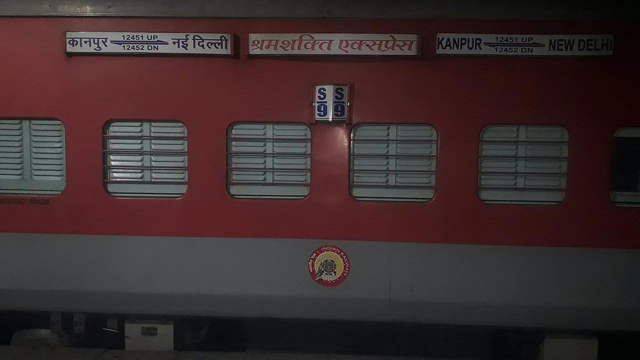 Kanpur Breaking: कानपुर रेलवे स्टेशन पर GST की रेड, 50 लाख का सामान बरामद