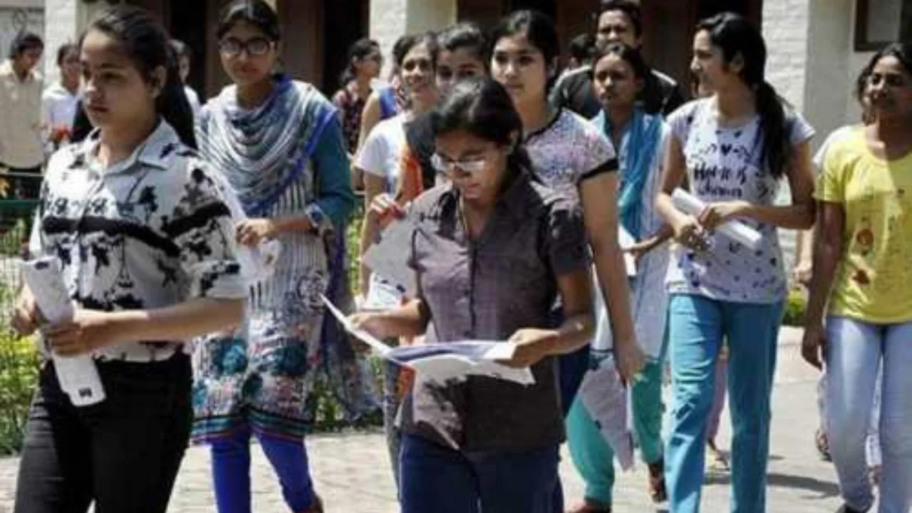 UPSSSC PET Exam: लखनऊ में 91 परीक्षा केंद्र, हजारों निगाहें और हर कदम पर कड़े इंतजाम… 2 दिनों तक चलेगी पीईटी परीक्षा