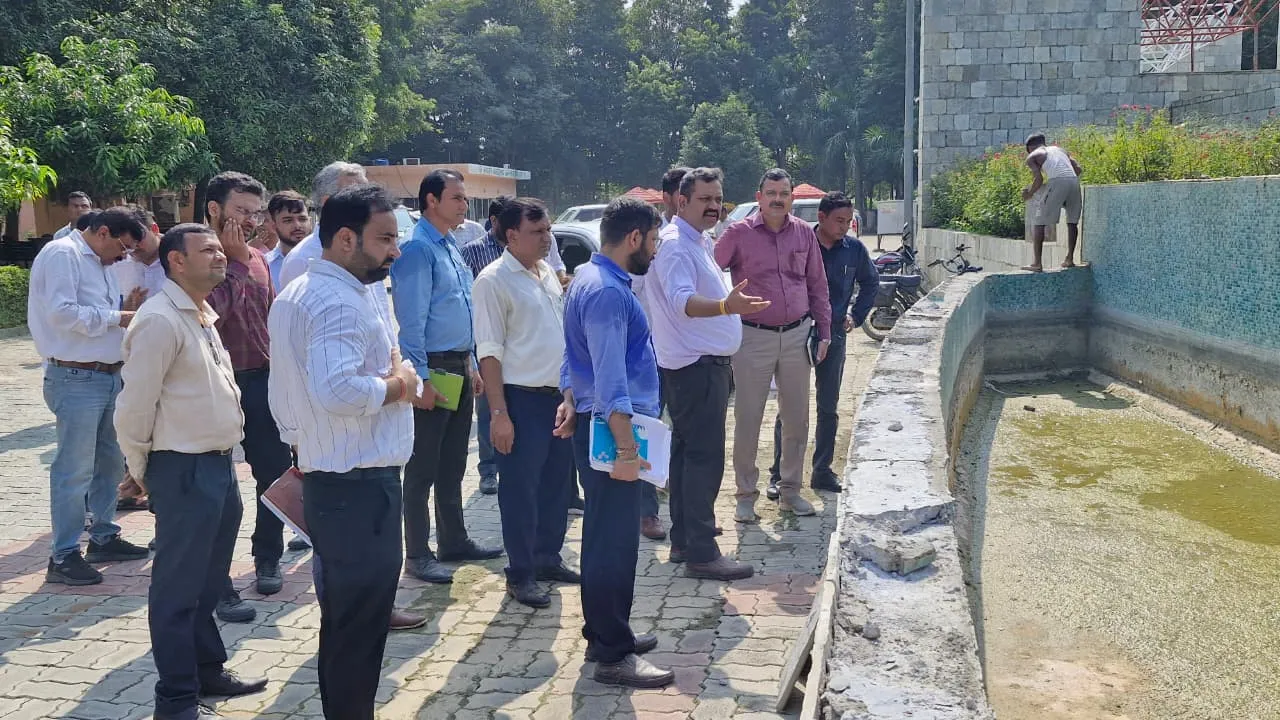 Basantkuj Scheme: बसंतकुंज योजना में लापरवाह अधिकारियों पर गिरी गाज... दो सुपरवाइजर निलंबित, ठेकेदार पर पांच लाख जुर्माना