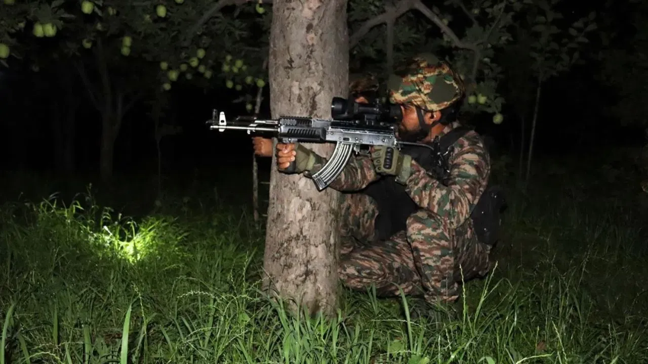 Operation Guddar: कुलगाम में मुठभेड़ दूसरे दिन भी जारी, अब तक दो आतंकवादी ढेर और दो जवान शहीद 