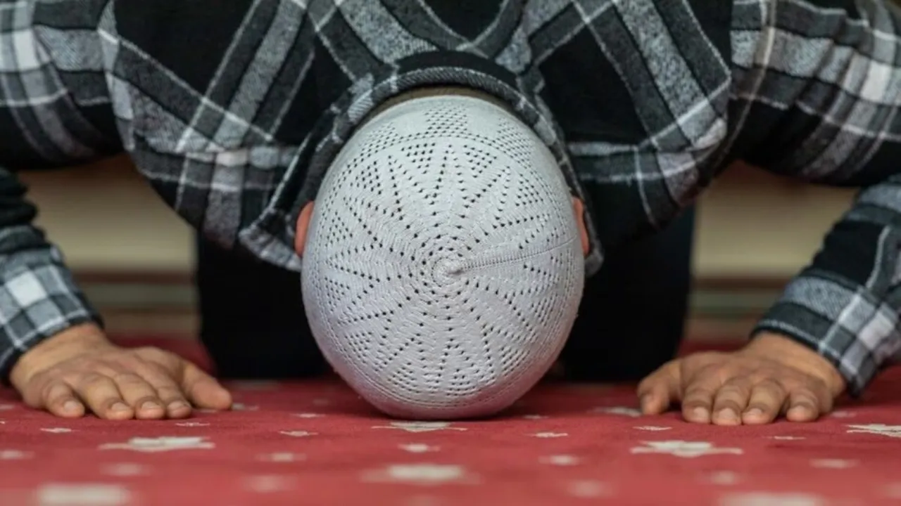 UP News: कुशीनगर में लड़के का धर्मांतरण कराकर मदरसे में पढ़ाने के आरोप में मौलवी गिरफ्तार, जानें क्या है 10 साल से जुड़ा राज