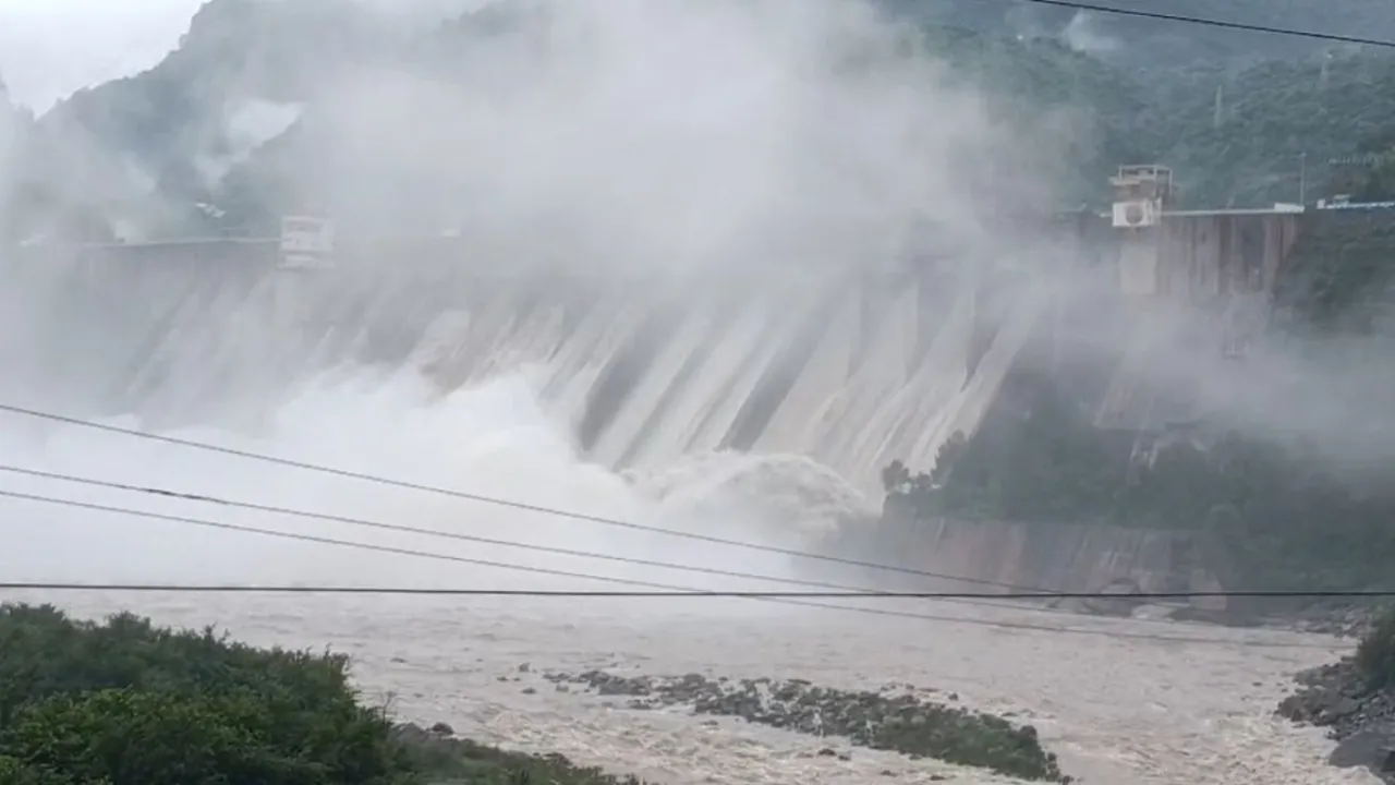 कश्मीः बारिश के बाद नदियां उफान पर... श्रीनगर-जम्मू राष्ट्रीय राजमार्ग बंद 