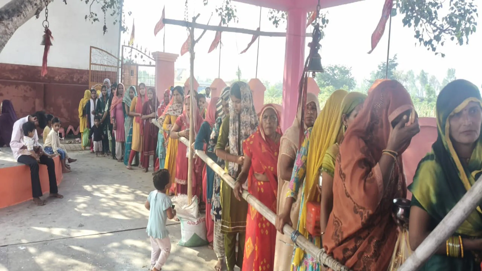 UP : शारदीय नवरात्र के पहले दिन श्रद्धालुओं ने मां शैलपुत्री की पूजा 