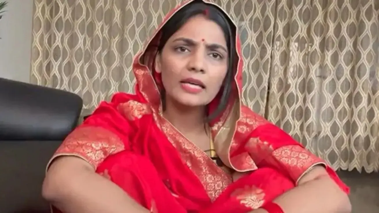 नेहा सिंह राठौर को झटका:  'अपमानजनक' टिप्पणी मामले में हाईकोर्ट से नहीं मिली राहत