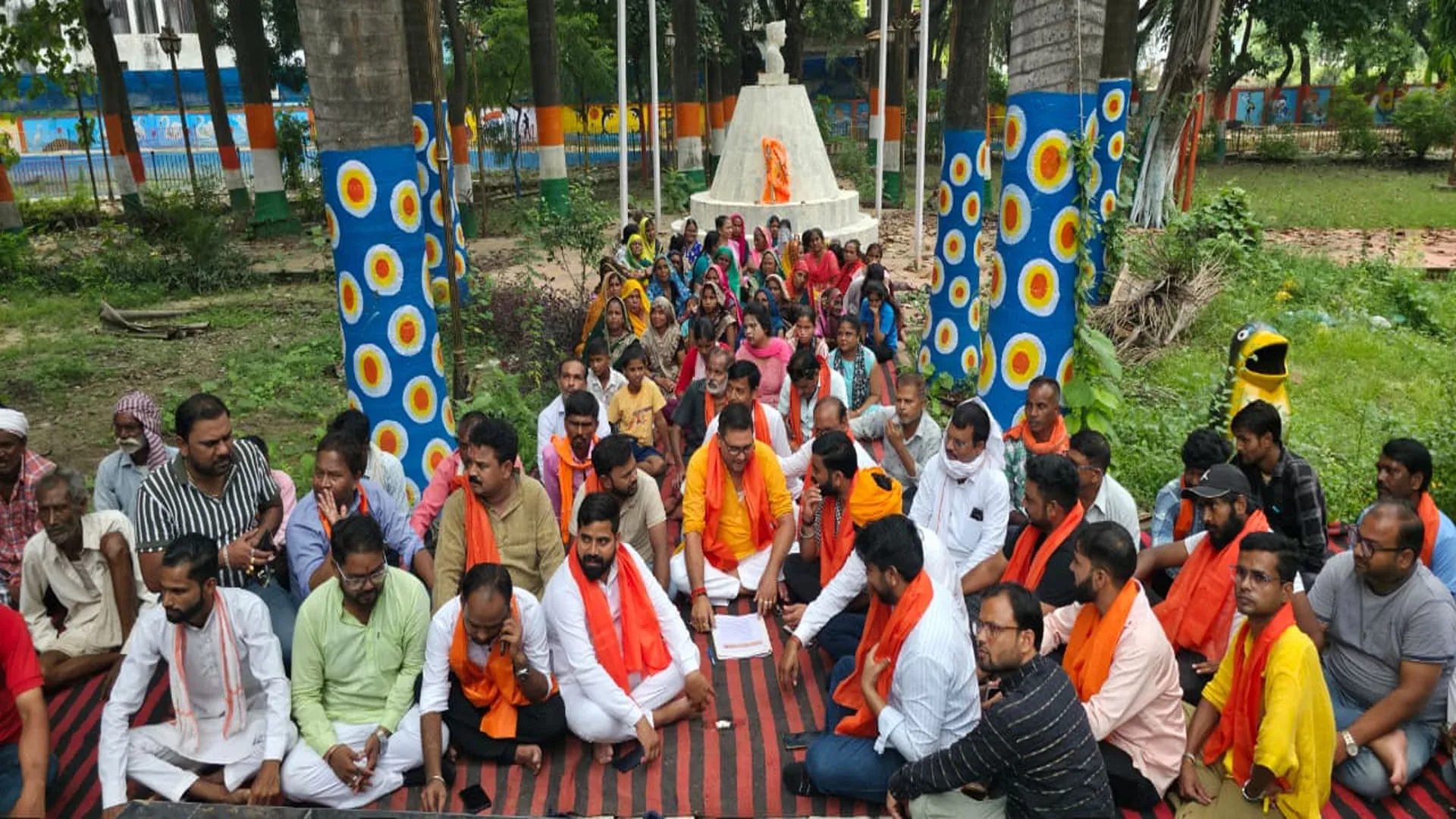 पीलीभीत: FIR पर छिड़ी तकरार, विश्व हिंदू रक्षा परिषद ने आंदोलन शुरू कर की नारेबाजी